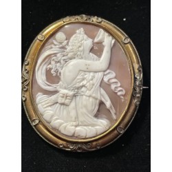 Camafeo Antiguo de Concha Tallado a Mano con Figura Mitológica