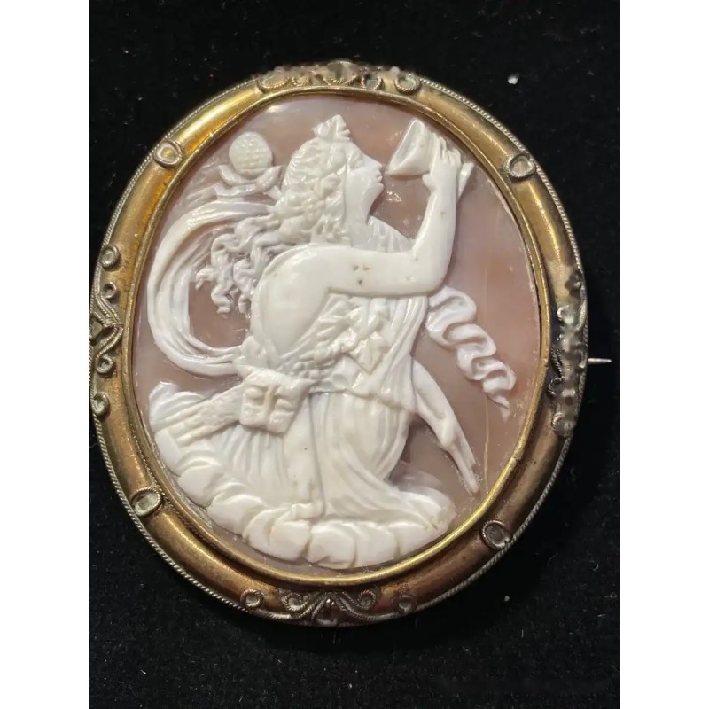 Camafeo Antiguo de Concha Tallado a Mano con Figura Mitológica Camafeo Antiguo de Concha Tallado a Mano con Figura Mitológica
