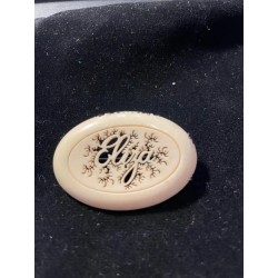 Broche de hueso tallado con diseño elegante