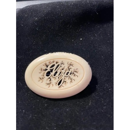 Broche de hueso tallado con diseño elegante