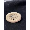 Broche de hueso tallado con diseño elegante