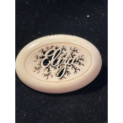 Broche de hueso tallado con diseño elegante