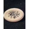 Broche de hueso tallado con diseño elegante