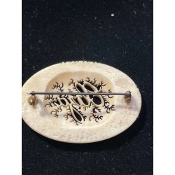 Broche de hueso tallado con diseño elegante