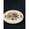 Broche de hueso tallado con diseño elegante