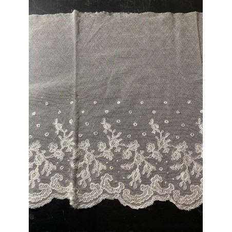 Encaje Vintage Francés - Pieza Delicada de Coleccionista con Bordado Floral