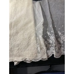 Encaje Vintage Francés - Pieza Delicada de Coleccionista con Bordado Floral