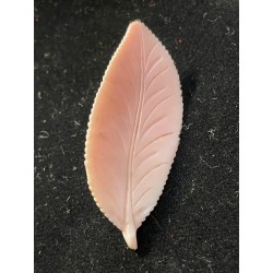 Broche de coral tallado en forma de hoja